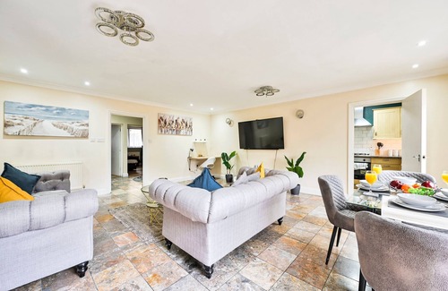 Forest Gate Apartment | 2BR Contractor Stay | WiFi, Parking | 25% Monthly
