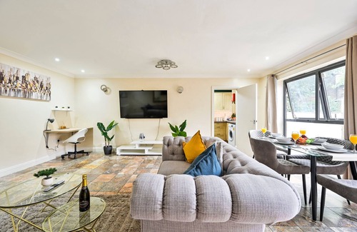 Forest Gate Apartment | 2BR Contractor Stay | WiFi, Parking | 25% Monthly