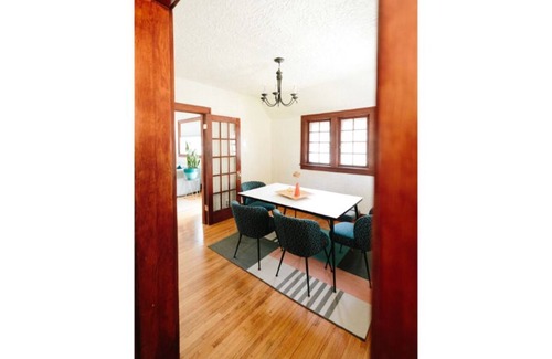 Urbana House | 2BR Cozy, Historic Home in DT Urbana: 2 Thumbs Up