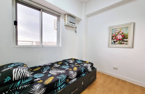Ermita Condo | 2BR Cozy & Spacious Family Condo, Great View & Karaoke At Torre De Manila