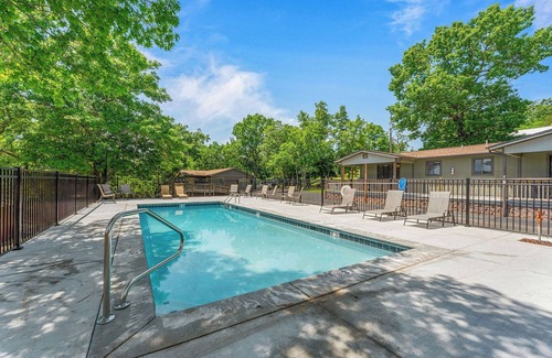 Kimberling City Cabin | 2BR Duplex Cabin w/Community Pool + Boat dock
