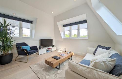 West Finchley Apartment | 2BR flat in Greater London with free parking