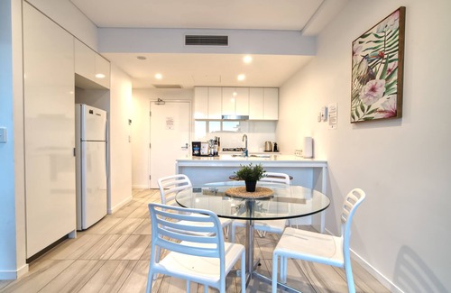 Newstead Apartment | 2BR Food Drink Hub Pool 2 Cars Gym Rooftop