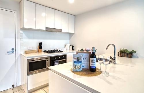 Newstead Apartment | 2BR Food Drink Hub Pool Views Gym Roof Tce
