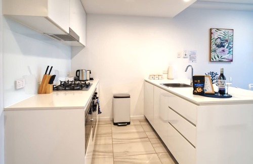 Newstead Apartment | 2BR Food Drink Hub Pool Parking Gym Rooftop