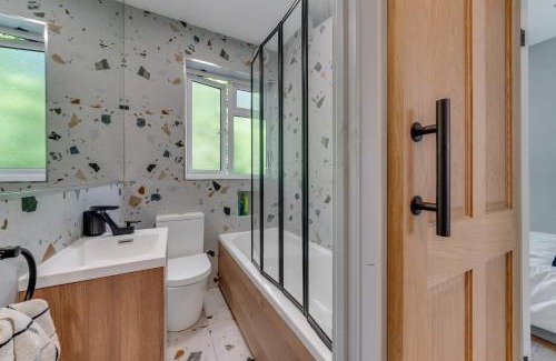 Norwood Green Apartment | 2BR Garden Home Free Parking for 7 Guests Easy Access to London & Heathrow