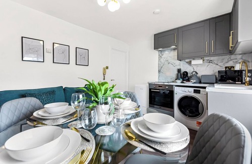 Parsons Green and Walham House | 2BR Gem and a Tranquil Haven in Fulham