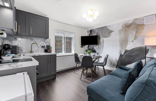 Parsons Green and Walham House | 2BR Gem and a Tranquil Haven in Fulham