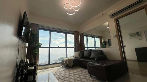 Ermita Apartment | 2BR Grand Riviera Suites by MrSayla