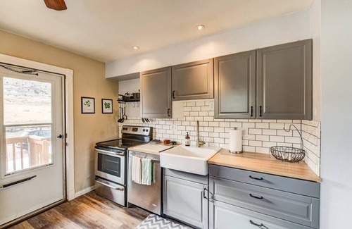 Colorado Springs Cottage | 2BR Hikers Dream Red Rocks Dog-friendly!