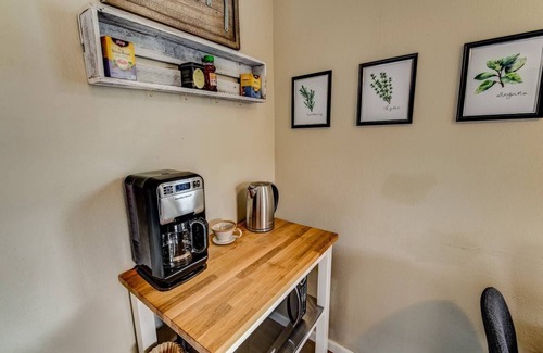 Colorado Springs Cottage | 2BR Hikers Dream Red Rocks Dog-friendly!