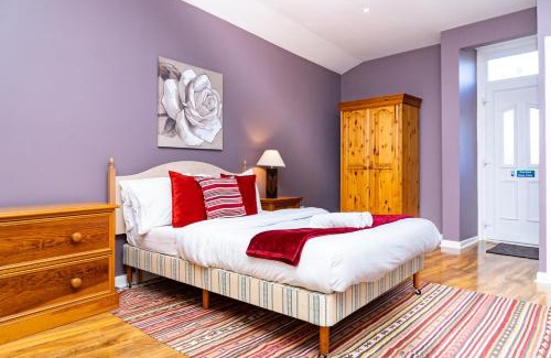 Bonnybridge House | 2BR Hotel-Style Near Beach, Free Parking, Sleeps 4