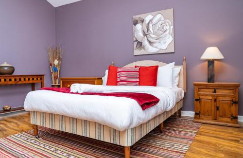 Bonnybridge House | 2BR Hotel-Style Near Beach, Free Parking, Sleeps 4