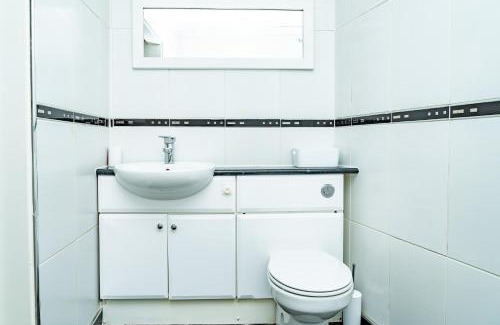 Bonnybridge House | 2BR Hotel-Style Near Beach, Free Parking, Sleeps 4
