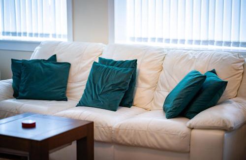 Bonnybridge House | 2BR Hotel-Style Near Beach, Free Parking, Sleeps 4