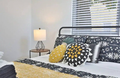 Gillespie Park House | 2BR House near Downtown & Siesta Key w/ Backyard!