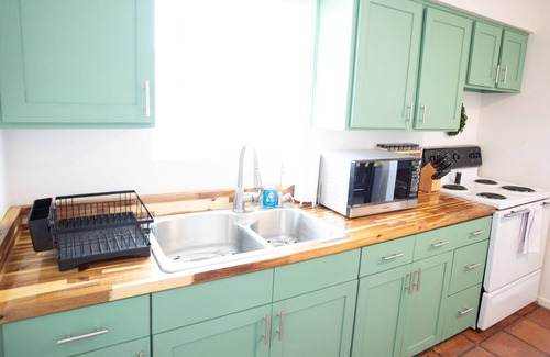 Menlo Park House | 2BR in Quiet Menlo Park. Close to downtown and I-10. Fully stocked kitchen.