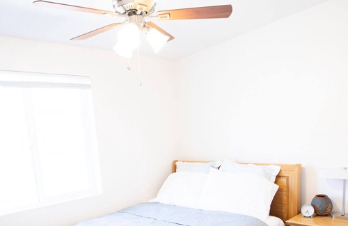 Menlo Park House | 2BR in Quiet Menlo Park. Close to downtown and I-10. Fully stocked kitchen.