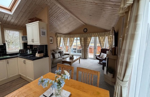 Troutbeck Cabin | 2br-Lodge-Sleeps4-ValleyView-PetFriendly