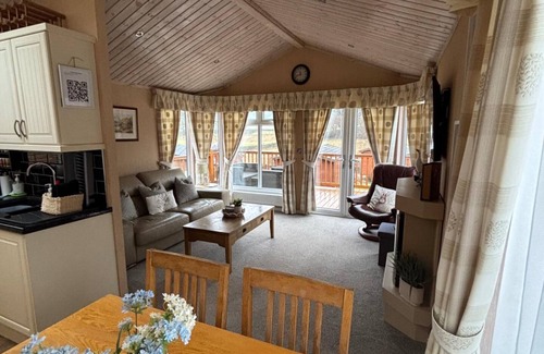 Troutbeck Cabin | 2br-Lodge-Sleeps4-ValleyView-PetFriendly