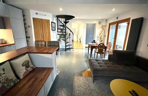 Slade House | 2BR Modern Designer Guesthouse