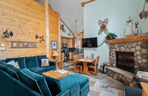 Leadville Cabin | 2BR Mountain Cabin w/Loft: View, Loft, Fireplace