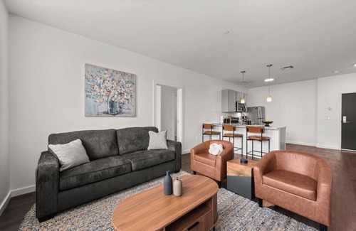 Hough Apartment | 2BR Near Clinic, Case Western & Museums