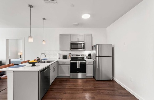 Hough Apartment | 2BR Near Clinic, Case Western & Museums