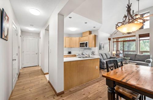 Nicklaus North Apartment | 2BR Nicklaus North Mountain View Golf Course Green Lake Free Parking