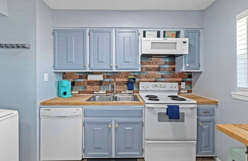 Gulf Shores Apartment | 2BR Retreat with Pool, Near Beach and The Hangout