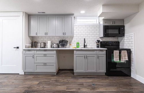 Kitchener Apartment | 2BR Sleeps 6 +Wifi+Parking+Pet