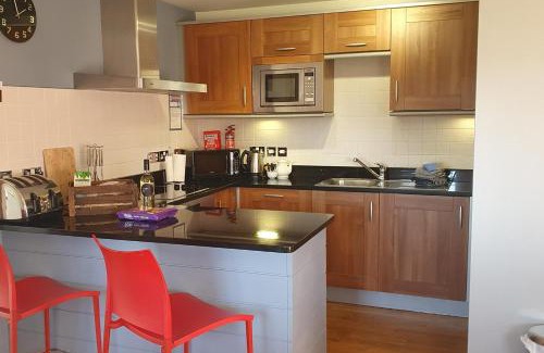 Par House | 2br-sleeps4-pool-freeparking-trenythonestate
