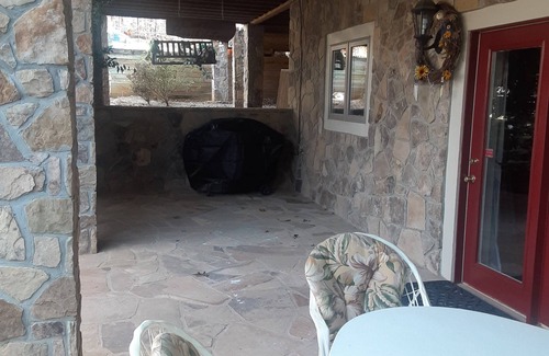 Young Harris Apartment | 2BR"The Terrace" handicap friendly dogs go 4 free