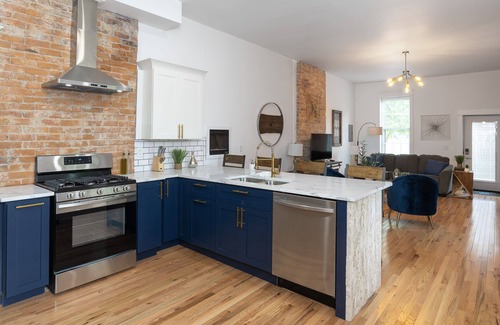 Covington House | 2BR Townhome – Free Parking/Minutes to Stadiums