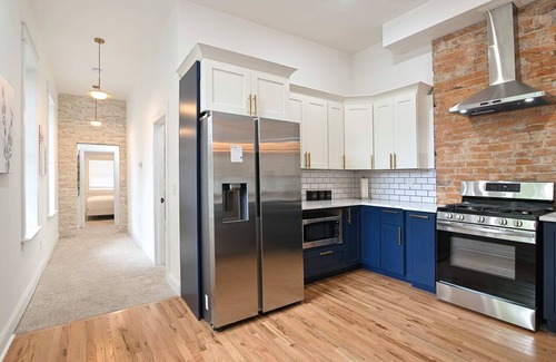 Covington House | 2BR Townhome – Free Parking/Minutes to Stadiums