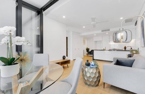 Fortitude Valley Apartment | 2BR Utopia Fortitude Valley Pool Rooftop King bed