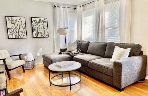 Mundelein House | 2br w/KING Bed, 20min to Great Lakes Naval Base