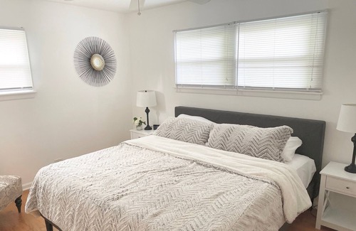 Mundelein House | 2br w/KING Bed, 20min to Great Lakes Naval Base