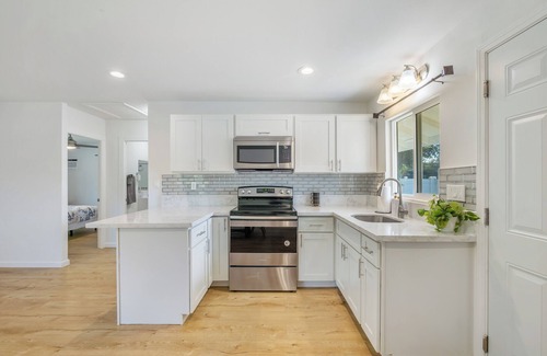Wahiawa House | 2BR Wahiawa Sleeps 4 + AC WiFi Pet-Friendly Parking