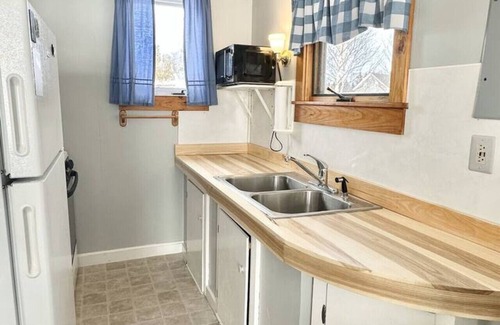 Bass Harbor House | 2BR Waterfront Pet Friendly Tiny Home! [Shipwreck]