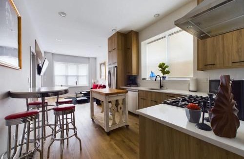West Town Apartment | 2BR with Onsite Parking and Laundry Just 4 Min to Downtown
