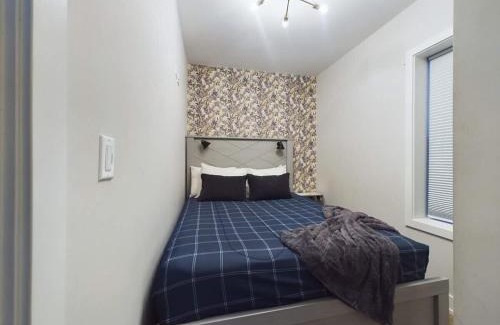 West Town Apartment | 2BR with Onsite Parking and Laundry Just 4 Min to Downtown