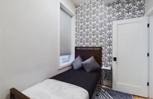 West Town Apartment | 2BR with Onsite Parking and Laundry Just 4 Min to Downtown