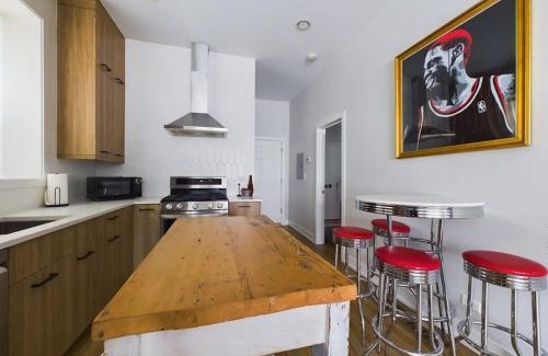 West Town Apartment | 2BR with Onsite Parking and Laundry Just 4 Min to Downtown