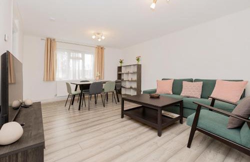 Whittington Apartment | 2BR with parking, Mill Hill, NW London, 10min Tube