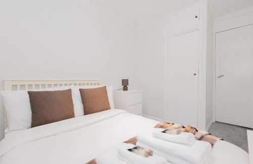 Whittington Apartment | 2BR with parking, Mill Hill, NW London, 10min Tube
