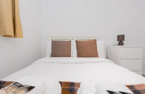 Whittington Apartment | 2BR with parking, Mill Hill, NW London, 10min Tube