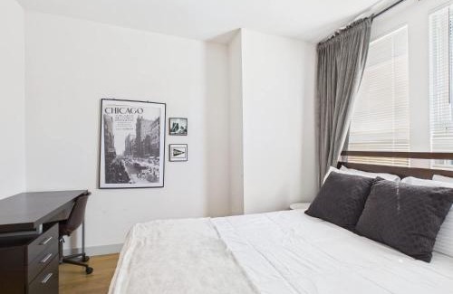 Ukrainian Village Apartment | 2BR with Soaking Tub Just 10 Min to Downtown