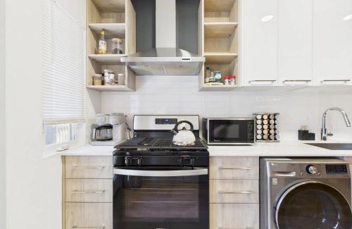 Ukrainian Village Apartment | 2BR with Soaking Tub Just 10 Min to Downtown