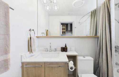 Ukrainian Village Apartment | 2BR with Soaking Tub Just 10 Min to Downtown